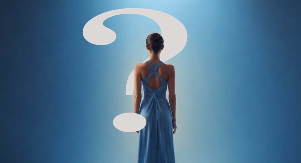 Imagem de uma mulher de costas, centralizada no meio da imagem, contra um fundo azul suave. A mulher está em uma pose pensativa e focada, simbolizando introspecção e contemplação. O fundo com gradiente azul traz uma atmosfera tranquila, tornando a imagem ideal para temas relacionados à reflexão, resolução de problemas e desenvolvimento pessoal.