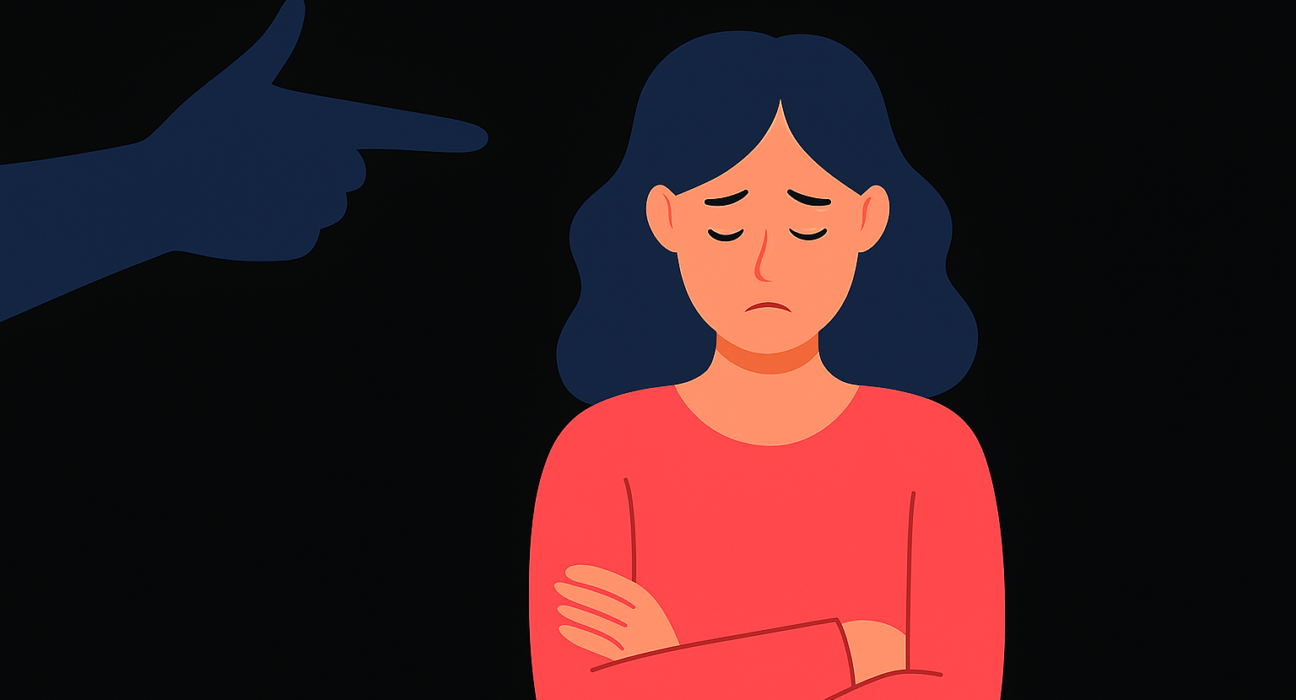 Ilustração digital em estilo flat mostrando uma mulher de cabelos pretos, com expressão triste e olhando para baixo. Ao fundo preto, há uma mão apontando diretamente para ela, simbolizando acusação, julgamento ou opressão.